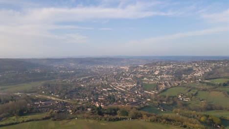 Disparo-De-Drone-Levantándose-Y-Mirando-Hacia-La-Ciudad-De-Bath