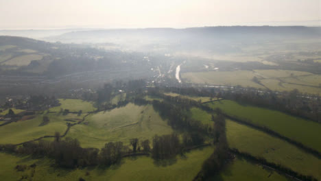 Drohnenschuss-Fliegt-über-Ländliche-Landschaftsfelder-In-Somerset