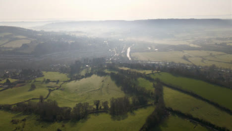 Drone-Shot-Volando-Sobre-Los-Campos-Rurales-De-La-Campiña-De-Somerset