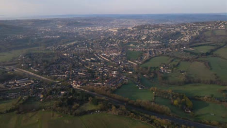 Drone-Shot-Volando-Hacia-La-Ciudad-De-Bath-En-Somerset