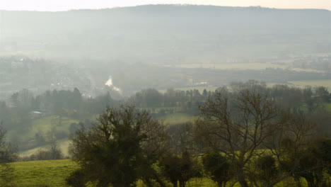 Plano-Largo-Deslizante-Mirando-A-Través-De-Los-Campos-De-La-Campiña-De-Somerset