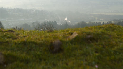 Kamerafahrt-Vorbei-An-Einem-Kleinen-Hügel,-Der-Somerset-Landschaftsfelder-Enthüllt