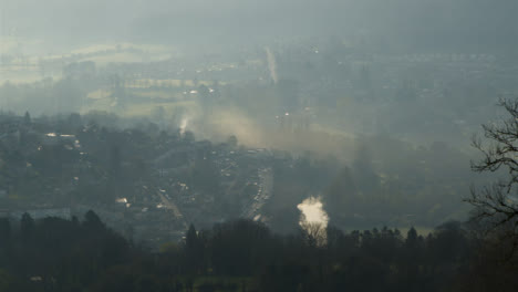 Totaler-Blick-über-Neblige-Landschaftshügel