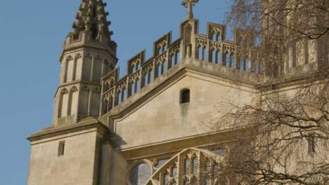 Kamerafahrt-An-Der-Wand-Vorbei-und-Blick-In-Richtung-Bath-Abbey