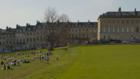 Toma-Panorámica-Del-Ajetreado-Royal-Crescent-Green