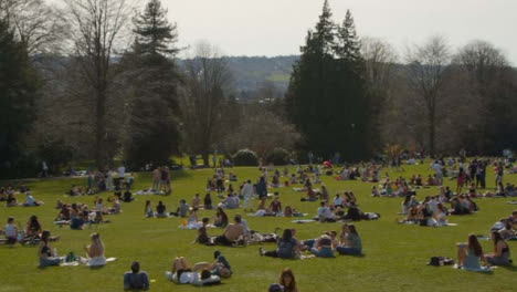 Toma-Panorámica-De-Peatones-En-Royal-Crescent-Green