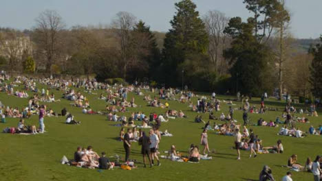 Toma-Panorámica-De-Un-Gran-Número-De-Peatones-En-Royal-Crescent-Green