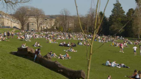 Kamerafahrt-Von-Fußgängern-Auf-Royal-Crescent-Green