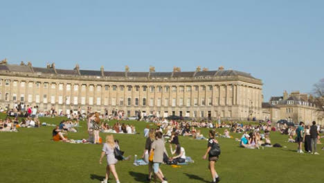 Toma-Panorámica-De-Un-Gran-Número-De-Peatones-En-Royal-Crescent-Green