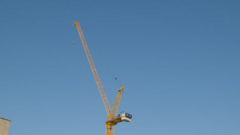 Kamerafahrt-Mit-Blick-Auf-Den-Kran-Auf-Der-Baustelle