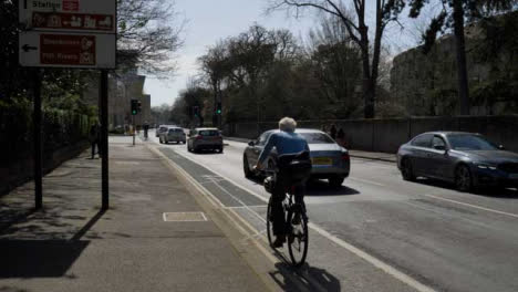 Kamerafahrt-Nach-Radfahrer-und-Verkehr