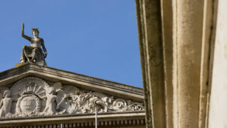 Toma-Panorámica-De-La-Estatua-De-Apolo-En-El-Techo-Del-Museo-Ashmolean