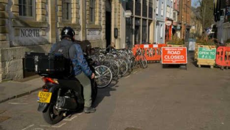 Kamerafahrt-Nähert-Sich-Straßensperrungsschildern