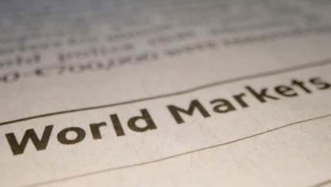Deslizamiento-Extremo-Primer-Plano-De-Impresión-De-Periódico-Diciendo-Mercados-Mundiales