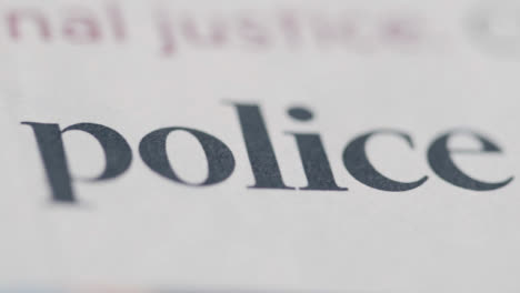 Rutschende-Extreme-Nahaufnahme-Der-Schlagzeile-Der-Polizeireform