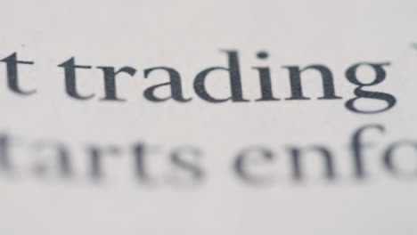 Deslizamiento-Extremo-Primer-Plano-Del-Subtítulo-Financiero-Del-Periódico