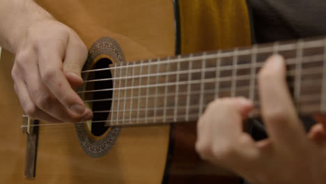 Panoramaaufnahme-Von-Musikerhänden,-Die-Akustikgitarre-Spielen
