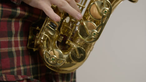 Nahaufnahme-Der-Musiker-Hand-Auf-Den-Tasten-Des-Saxophons