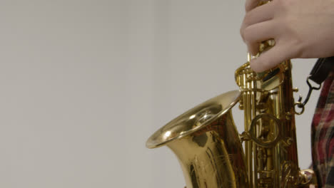 Sockelaufnahme-Eines-Musikers,-Der-Saxophon-Spielt