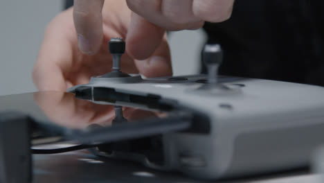 Primer-Plano-De-La-Persona-Que-Inserta-Los-Joysticks-En-El-Controlador-De-Drone-Dji