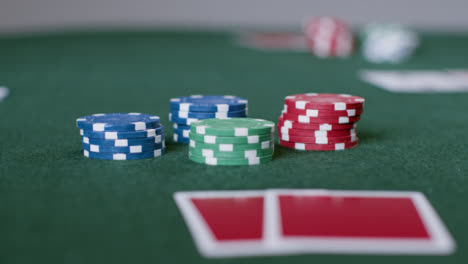 Fokusschuss-Von-Karten-Auf-Pokerchips-Ziehen