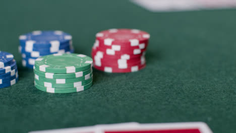 Schussverfolgung-Von-Karten-Zu-Pokerchips-Aus-Nächster-Nähe