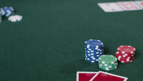 Fokusschuss-Von-Pokerhand-und-Chips-Zum-Flop-Ziehen-Pull