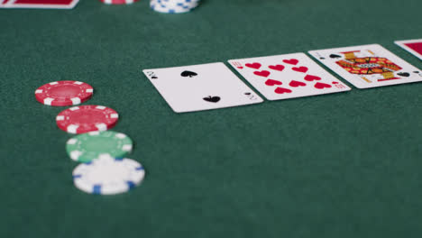 Tracking-Nahaufnahme-Von-Pokerkarten-Zu-Chips,-Die-Gewettet-Werden