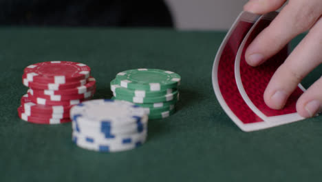Nahaufnahme-Von-Pokerkarten-Bis-Hin-Zu-Eingeworfenen-Chips