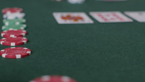 Nahaufnahme-Von-Karten-Bis-Hin-Zu-Eingeworfenen-Pokerchips