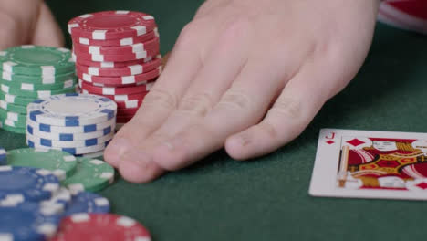Nahaufnahme-Eines-Pokerspielers,-Der-All-in-Geht