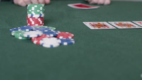 Kamerafahrt-Vorbei-An-Gemeinschaftskarten,-Als-Pokerspieler-All-In-Geht