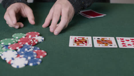 Kamerafahrt,-Die-Gemeinschaftskarten-Umkreist,-Während-Der-Pokerspieler-All-In-Schiebt