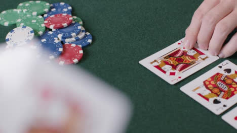 Hochwinkelaufnahme-Der-Turnkarte-Während-Des-Pokerspiels-und-Der-Spielerwetten