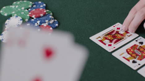 Hochwinkelaufnahme-Der-Turnkarte-Während-Des-Pokerspiels-und-Spieler,-Die-Wetten-und-Folden