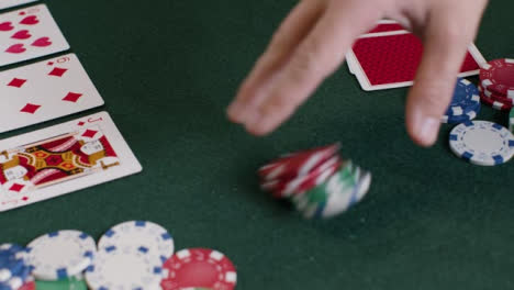 Disparo-De-Alto-ángulo-Del-Jugador-De-Póquer-Comprobar-Las-Cartas-Antes-De-Apostar