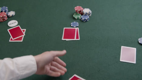 über-Die-Schulter-Geschossen-Von-Einem-Poker-Dealer,-Der-Karten-Austeilt