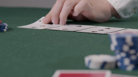 Ziehen-Sie-Den-Fokus-Eines-Poker-Dealers,-Der-Eine-Turn-Karte-Austeilt