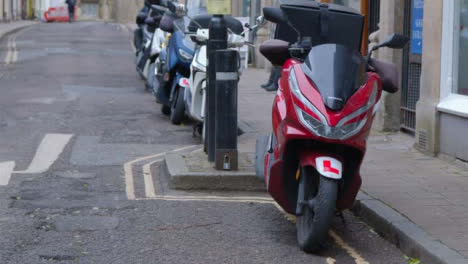 Tiro-De-Seguimiento-Orbitando-Alrededor-De-Una-Motocicleta-Estacionaria