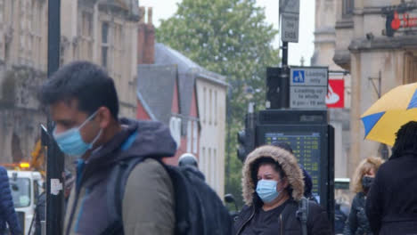 Lange-Aufnahme-Von-Fußgängern,-Die-Im-Regen-In-Der-Stadt-Spazieren-Gehen