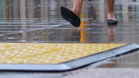 Sockelschuss-Von-Regen,-Der-Auf-Bürgersteig-Im-Stadtzentrum-Fällt