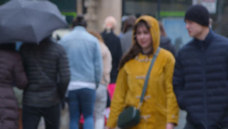 Defocused-Shot-of-Couple-Walking-In-Rainy-City