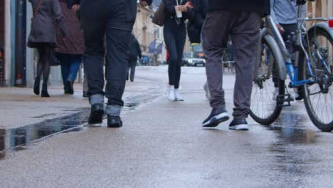 Disparo-Deslizante-De-Un-Grupo-De-Peatones-Caminando-Por-Las-Calles-De-La-Ciudad