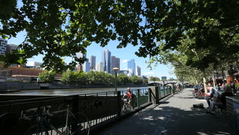 Melbourne-Australia-South-Bank-Con-Pasarela-Para-Bicicletas