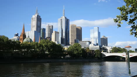 Melbourne-Australien-Yarra-River-und-Wolkenkratzer-Der-Stadt