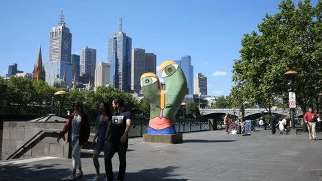 Melbourne-Australia-Arte-En-South-Bank-Con-Gente-Caminando