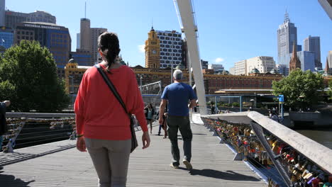 Melbourne-Australia-Puente-Peatonal-Río-Yarra-Gente-Caminando-A-Través