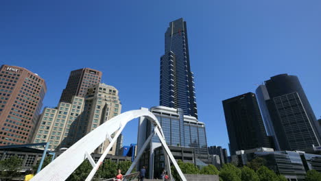 Melbourne-Australia-Puente-Peatonal-Río-Yarra-Se-Inclina-Hacia-Arriba-Edificio-Alto