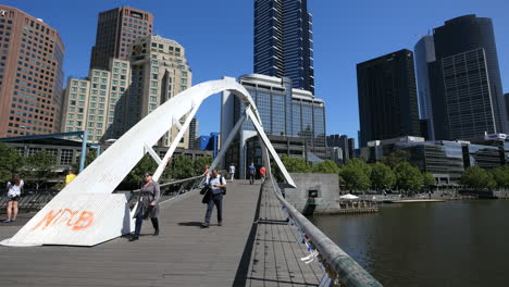 Melbourne-Australien-Fußgängerbrücke-Bögen-über-Den-Yarra-River
