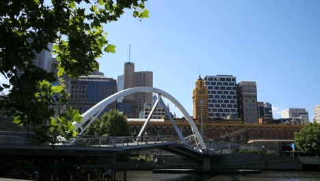 Melbourne-Australia-Puente-Peatonal-Con-La-Torre-Del-Reloj-Más-Allá